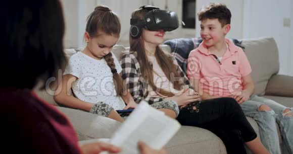 有魅力的哥哥和姐姐们在奶奶的时候用虚拟现实的眼镜在一起玩游戏视频的预览图