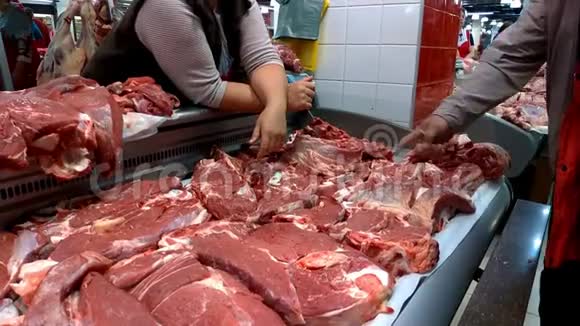 市场柜台里的新鲜生肉布彻店陈列柜上新鲜切好的牛肉或猪肉视频的预览图