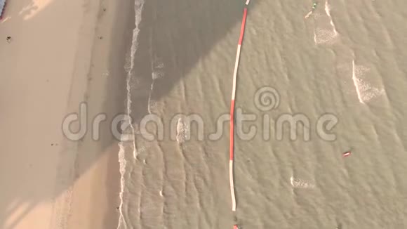 4k无人机起飞的空中顶部向下拍摄的芭堤雅海滩和海滨清晨日出显示快艇和西南视频的预览图