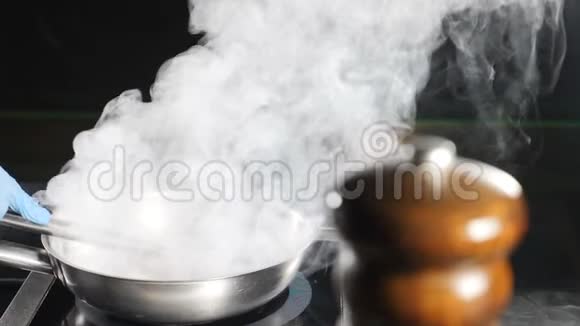 餐厅厨房用白厚蒸汽煎锅做鸭肉慢动作白水蒸气食物录像视频的预览图