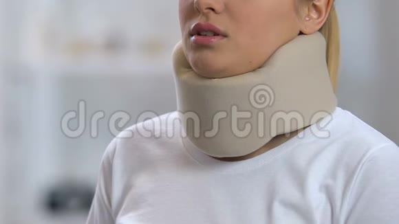 戴泡沫颈项圈的女士颈部剧痛康复视频的预览图