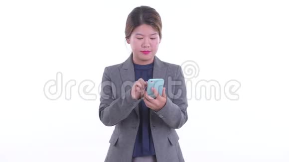 快乐的年轻亚洲女商人使用电话得到好消息视频的预览图