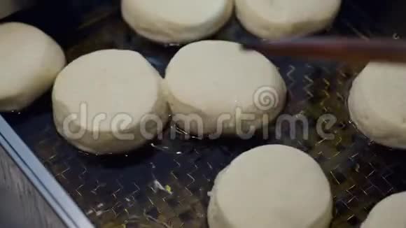 油炸圈饼正被炸成深油炸锅视频的预览图