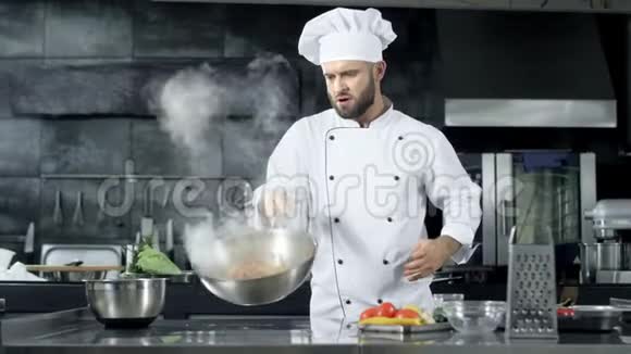 厨师在厨房餐厅做饭集中厨师的食物视频的预览图