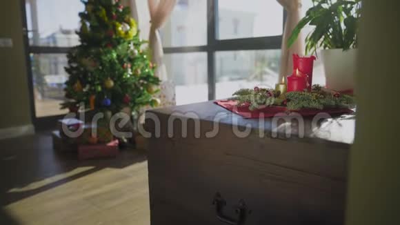 三支燃烧着的蜡烛和圣诞树放在操场上视频的预览图