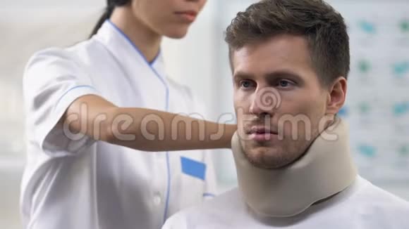 护士应用抑郁男性患者泡沫颈项圈颈部损伤视频的预览图