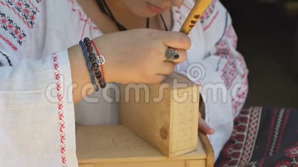 女孩正在雕刻一个木盒视频的预览图