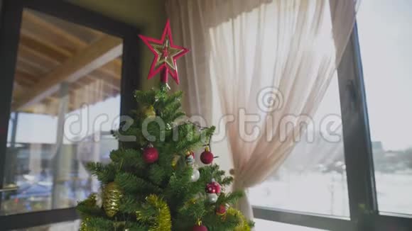 冬天在一个漂亮的家里装饰圣诞树视频的预览图