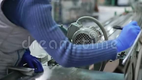 手工使用生产机器切割金属型材4K视频的预览图