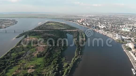 阿斯特拉罕城市的堤岸从上面一艘游轮彼得纪念碑1视频的预览图