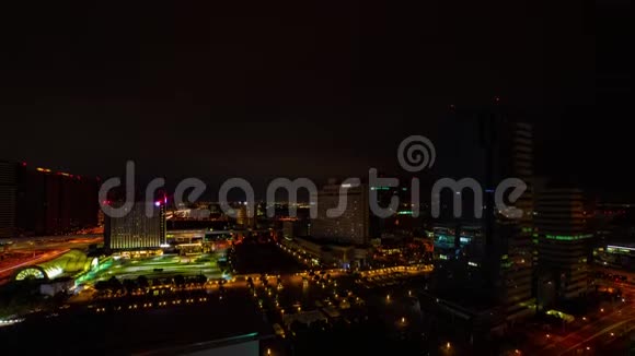 黎明时分在城市街道阿里亚克东京高角广射倾斜视频的预览图