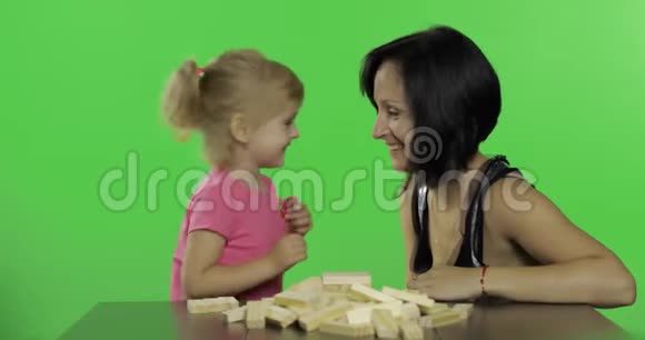 母亲和女儿吹着节日烟斗的小孩视频的预览图