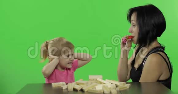 母亲和女儿吹着节日烟斗的女人视频的预览图