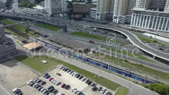 火车站和城市建筑旁繁忙公路的鸟瞰图视频的预览图