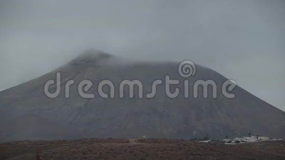 一座山顶在云中的山的宁静景色视频的预览图