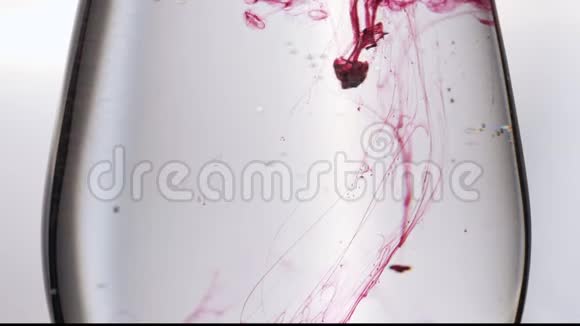 红色油漆滴在水中慢速混合视频的预览图