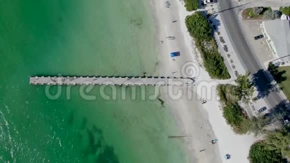 科奎纳海滩和码头的鸟瞰图安娜玛丽亚岛视频的预览图