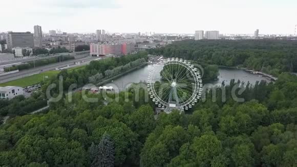 带有摩天轮绿色公园区域的空中城市景观视频的预览图