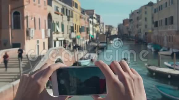游客用威尼斯的大运河的手机拍照旅行生活方式旅游概念视频的预览图