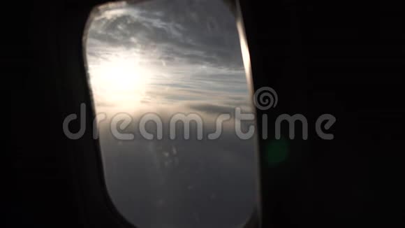 空中飞起的云彩像一个巨大的垫子在闪闪发光的太阳下翱翔视频的预览图