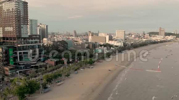 4k清晨日出之旅芭堤雅城高空摄影展示城市景观天际线酒店公寓酒吧和视频的预览图
