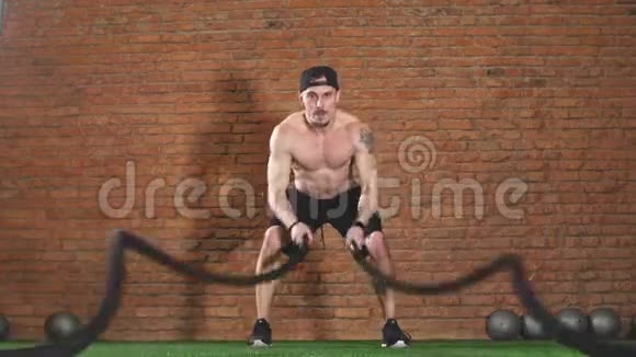 带着战绳的人在健身馆锻炼交叉配合概念视频的预览图