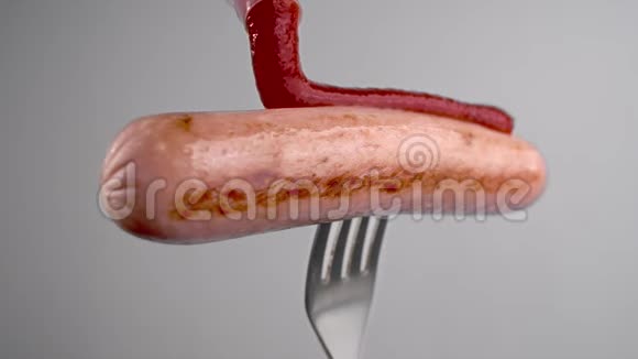 番茄热酱缓慢地滴到香肠上番茄酱和肉香肠在叉子上全高清120fpsProres视频的预览图