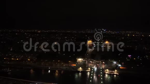 巴黎城市夜景卢浮宫博物馆空中观景城市灯和街道与汽车交通视频的预览图