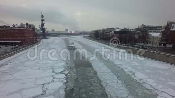 冬季莫斯科城市景观与冰冻的莫斯科河视频的预览图