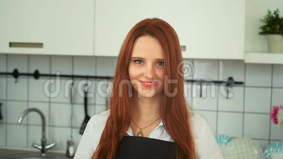 现代厨房特写的迷人快乐女人红头发的人视频的预览图