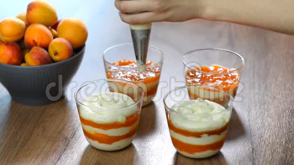 糖果女孩用玻璃杯做杏子甜点视频的预览图