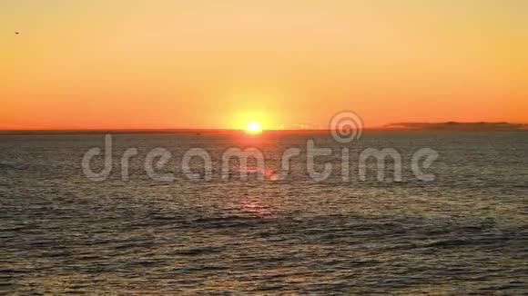 美丽而平静的日落在海洋的地平线上视频的预览图
