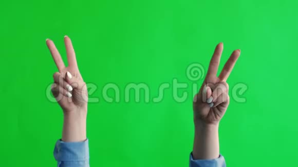 两只手展现和平的姿态视频的预览图