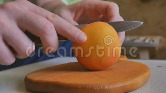 把新鲜的桃子切成木板视频的预览图