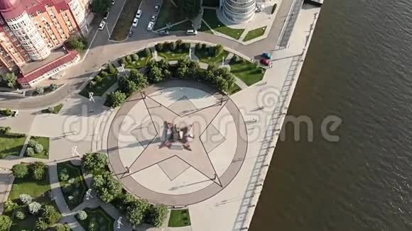 阿斯特拉罕城市的堤岸从上面一艘游轮彼得纪念碑1视频的预览图