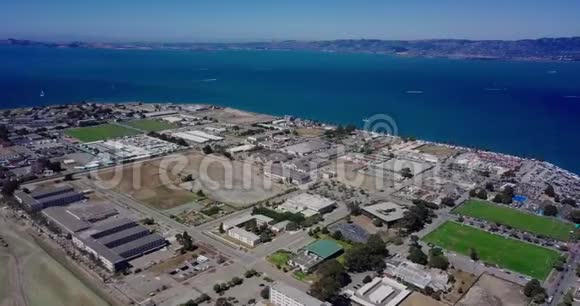 4k无人驾驶飞机鸟瞰宝岛旧金山湾区绿松石蓝色海洋海水海浪相机移动视频的预览图