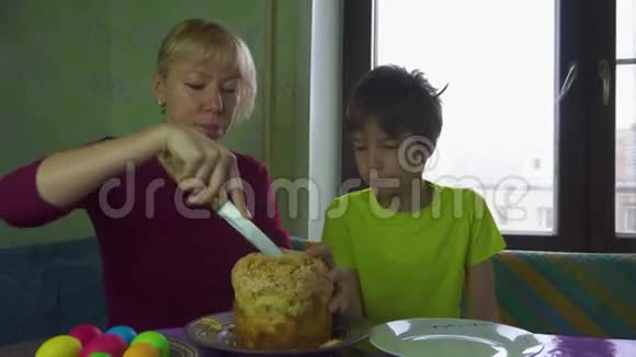 女人和她儿子在一起玩得很开心去吃复活节蛋糕视频的预览图