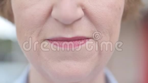 笑老女人的漂亮嘴唇视频的预览图