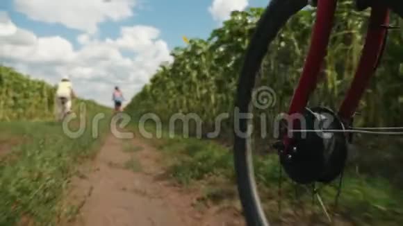 自行车轮沿乡村道路行驶特写视频的预览图