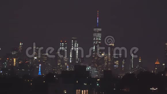 在曼哈顿市区的烟花爆竹纽约市的烟花和星空城市模糊的灯光视频的预览图