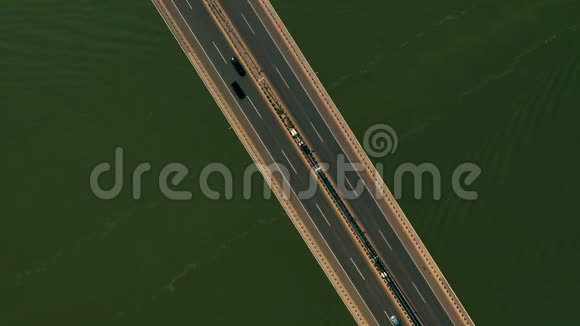 在河上的桥上可以看到空中交通视频的预览图