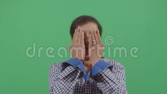 双手捂住女人的脸视频的预览图