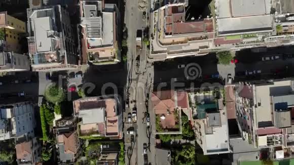 空中建筑罗马景观在顶部鸟瞰罗马房子飞过房屋和街道视频的预览图