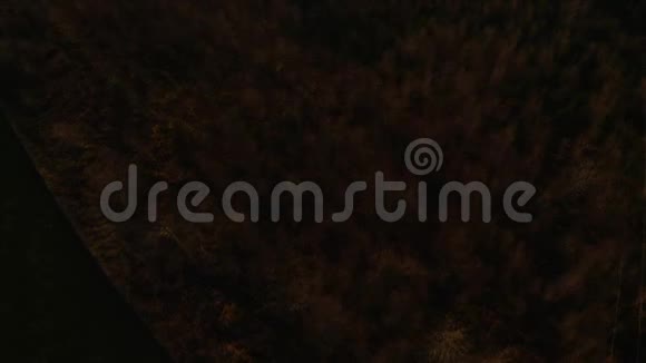 日落时分在布雷菲尔德村上空发现平静的阿格登湖水库视频的预览图