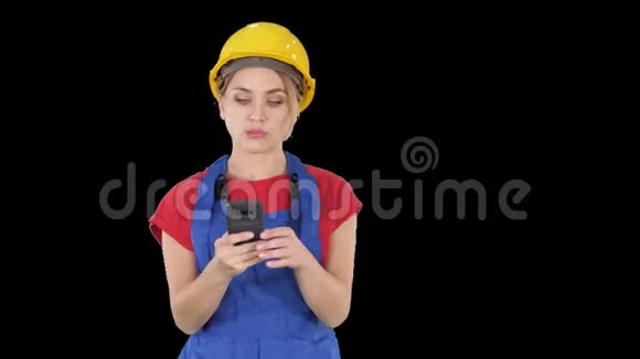 年轻职业女性承包商戴硬帽子短信手机阿尔法频道视频的预览图