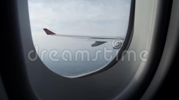 从喷气机的窗户看到美丽的天空飞机机翼乘客的POV视频的预览图