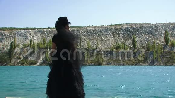 穿着黑色圆筒的女孩在海边慢动作视频的预览图