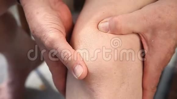 按摩疼痛的膝盖特写视频的预览图