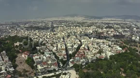 从空中俯瞰雅典西面的城市景观包括希腊宙斯的避难所视频的预览图