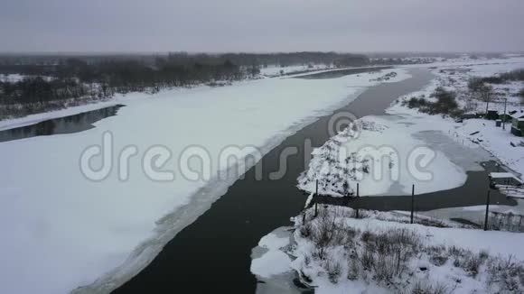 河流在冬天流动雪冰沿河岸或海岸在白天自然背景危险视频的预览图